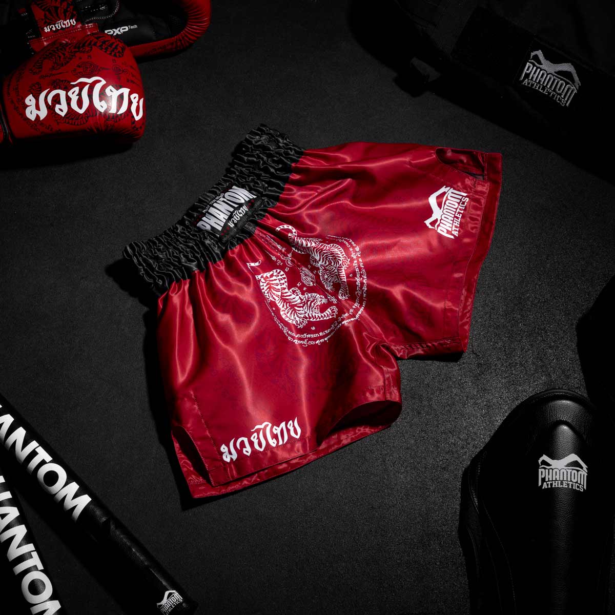 Muay Thai Shorts Sak Yant - Rot – Image 3