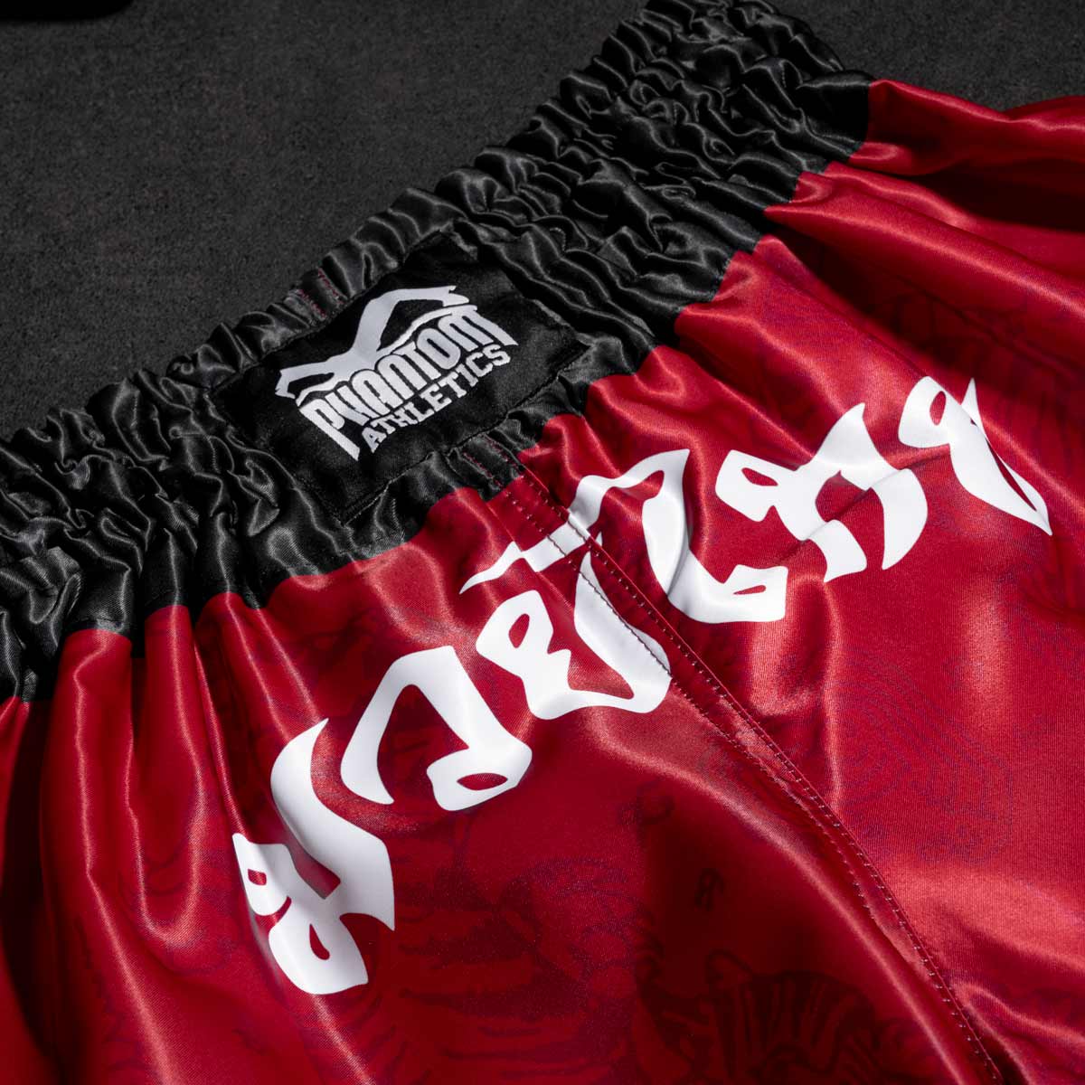 Muay Thai Shorts Sak Yant - Rot – Image 6