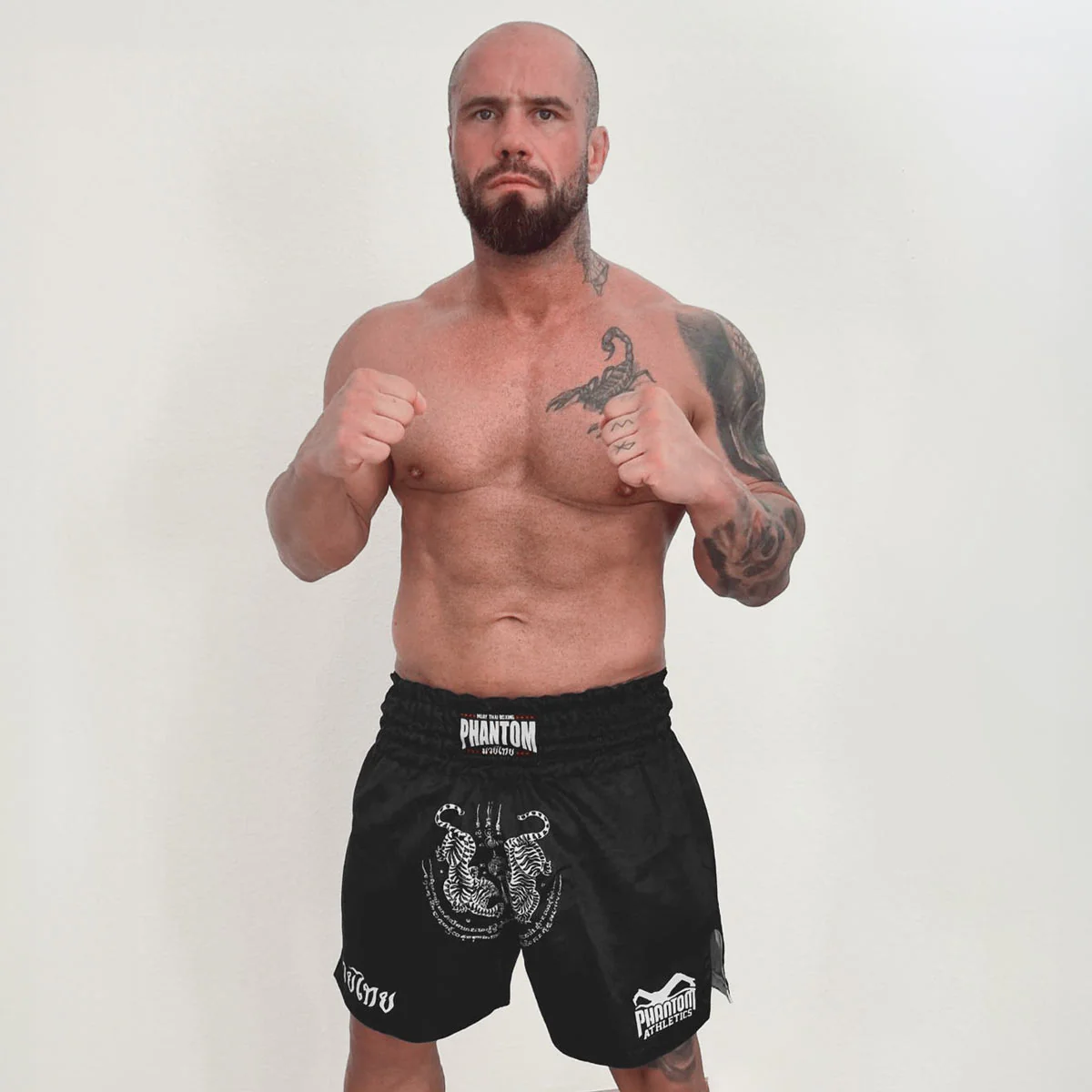 Muay Thai Shorts Sak Yant - Schwarz – Image 4