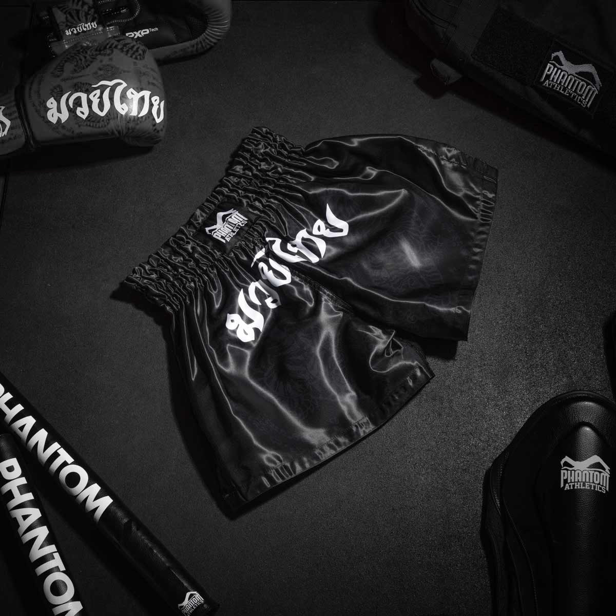Muay Thai Shorts Sak Yant - Schwarz – Image 7