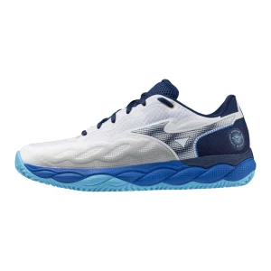 SH_61GC243529_00-600×600-bc87582.jpgv1728469270 Chaussures Mizuno Wave Enforce Court CC (White/Estate Blue/River Blue)
